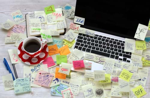 Att-göra listan är utspridd i form av postits